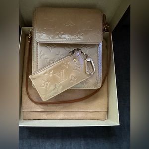 Louis Vuitton Monogram Vernis Mott Shoulder purse in Beige/Champagne color.
